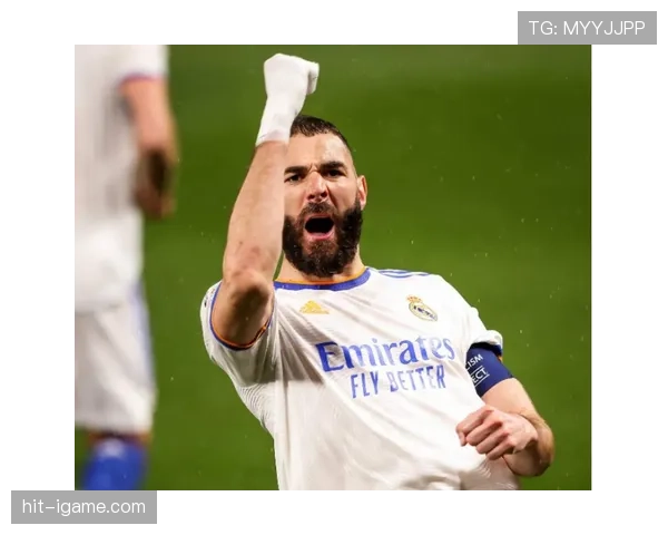 本泽马：从团队球员到金球奖得主的荣誉跃迁