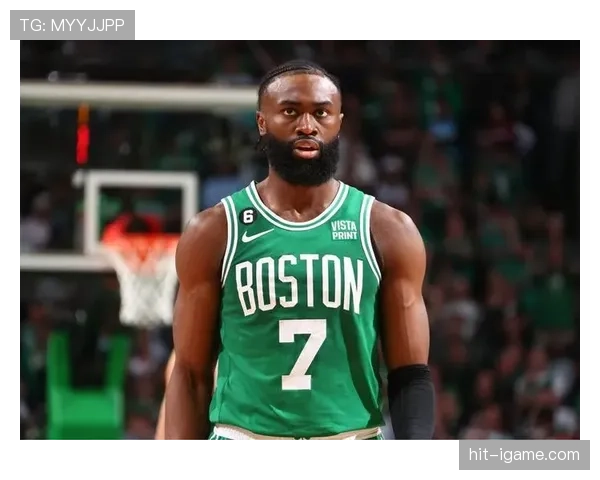 杰伦·布朗利用挡拆拉开空间，提升关键时刻得分效率